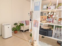 ミルキーラッシュ(Milky Lash)の雰囲気（白を基調とした店内で、清潔感あふれる癒しのプライベートサロン）