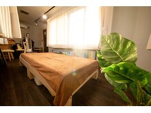ボディケア姿勢デザイン5516(BodyCare姿勢デザイン5516)の雰囲気（大きな窓が３面の明るい室内）