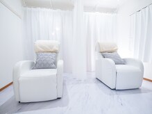 白を基調としたゆったりとした半個室空間で施術が受けられます♪