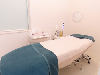 パルファンカルム 駅西本町店/白と青が基調のエステルーム。