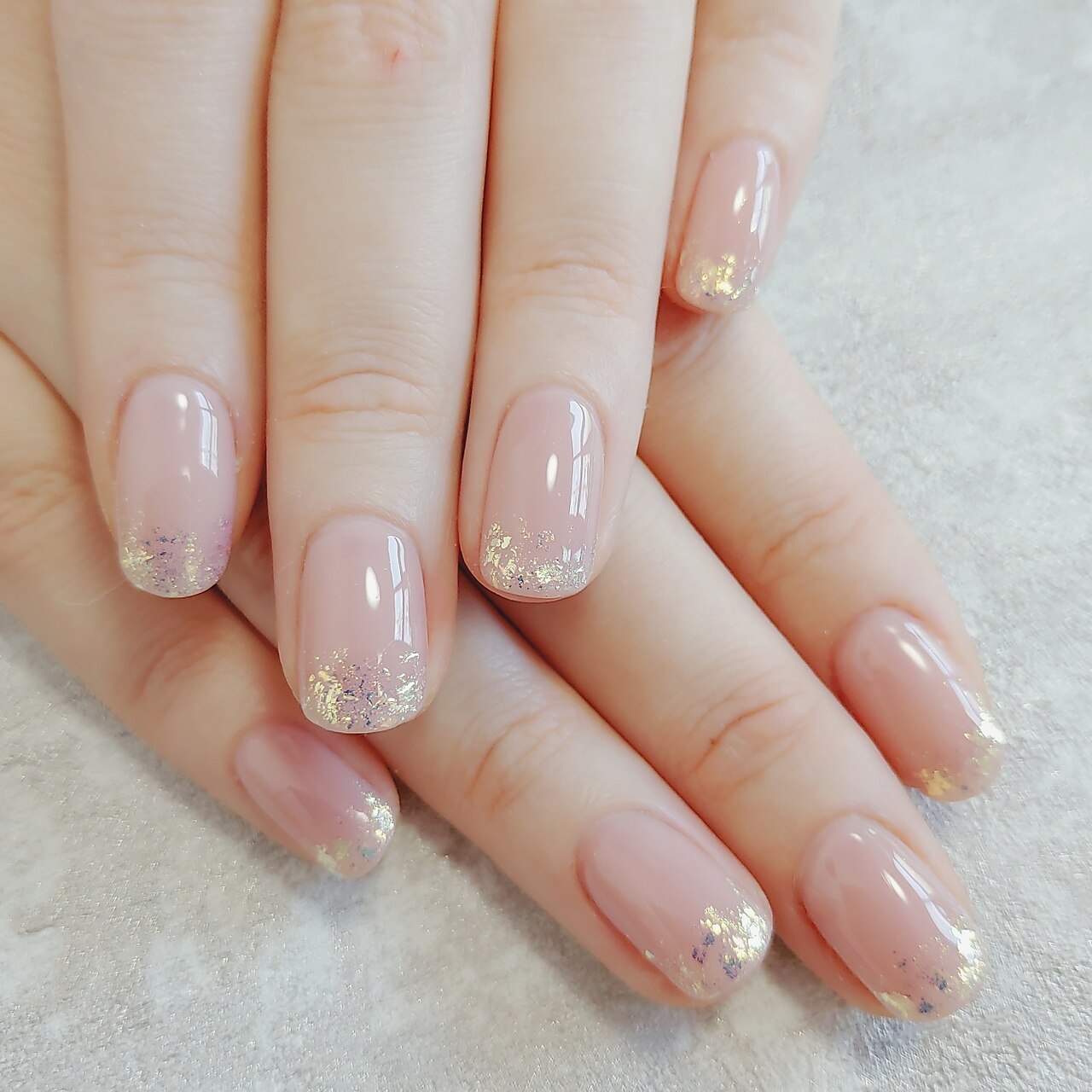 くすみベージュピンクオーロラクリアフラワーニュアンスネイル 韓国 成人式 冬 花 2025年-2026年冬トレンド】オーロラホロのネイルデザイン集｜人気順｜2