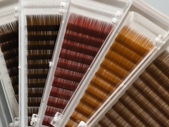 ジャム アイラッシュ 枚方店(JAM eyelash)の写真/【枚方市駅2分】カラーエクステも豊富にご用意！外国人風EYEも実現☆何色でもMIX可能☆お洒落なお目元に♪