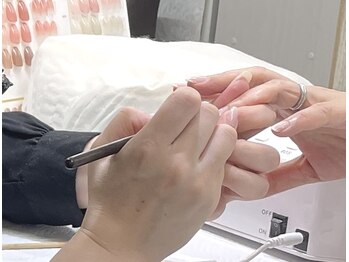 ネイルサロンルーミー(ROOMY)の写真/「何から始めれば？」という方必見！初めてでもリラックスして過ごせる温かな雰囲気と丁寧な施術◎