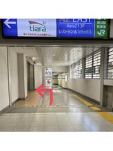 ビューティーアイラッシュ アズ熊谷店/tiara21の看板を左に曲がります