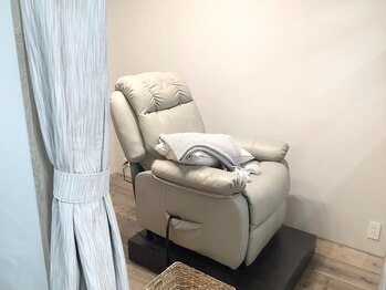 エニィ 錦糸町店(enny)の写真/たくさんの花やドライフラワーに囲まれた、素敵な個室サロン♪まつパ&アイブロウのセットクーポンご用意☆