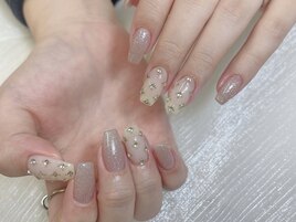 ビジューの上品きらめきネイル