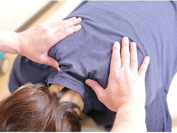 ホールハーモニー 上大岡の写真/【女性専用】ガチガチ肩こり・つらい頭痛、慢性的な首の痛みも、女性施術者が肩甲骨からアプローチ！