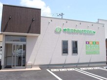 亀貝わかば整骨院の雰囲気（店舗前に駐車場多数ございます！）