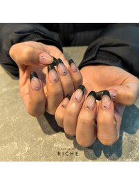 上品な黒ラメフレンチネイル