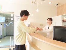 スタッフがお客様をお出迎えします。