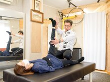 B-HACK’sの雰囲気(丁寧に可動域や筋の硬さを確認しながら痛みの部位を見極めます。)