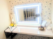 落ち着いた雰囲気のパウダールーム。施術後もメイク直しできます