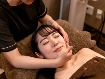 ヴィヴィアン ジャパン(Vivian-Japan)の写真/フェイスラインスッキリ♪当店人気NO2♪最新マシン+小顔+肩こり解消リンパ70分¥17800⇒¥8900