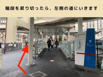 【美容鍼・小顔矯正・整体】×プリミ鍼灸院　横浜店/階段横の左側の道を進む(2/12)