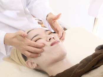 アジーク 町田店(AGEQUE)の写真/夕方ほうれい線にファンデーションが詰まっているかも…気になり始めたシワにはプロのリフトアップケアを♪