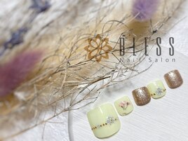 大人かわいいフラワーネイル