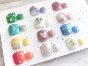 ルビー(RUBY)の写真/シンプルだけど大人可愛い◎フットメニューの親指アートでサンダル映え！時短もお任せ！