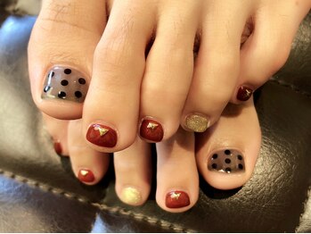 プラハネイル(+HER 美甲)/シースルー×ドット