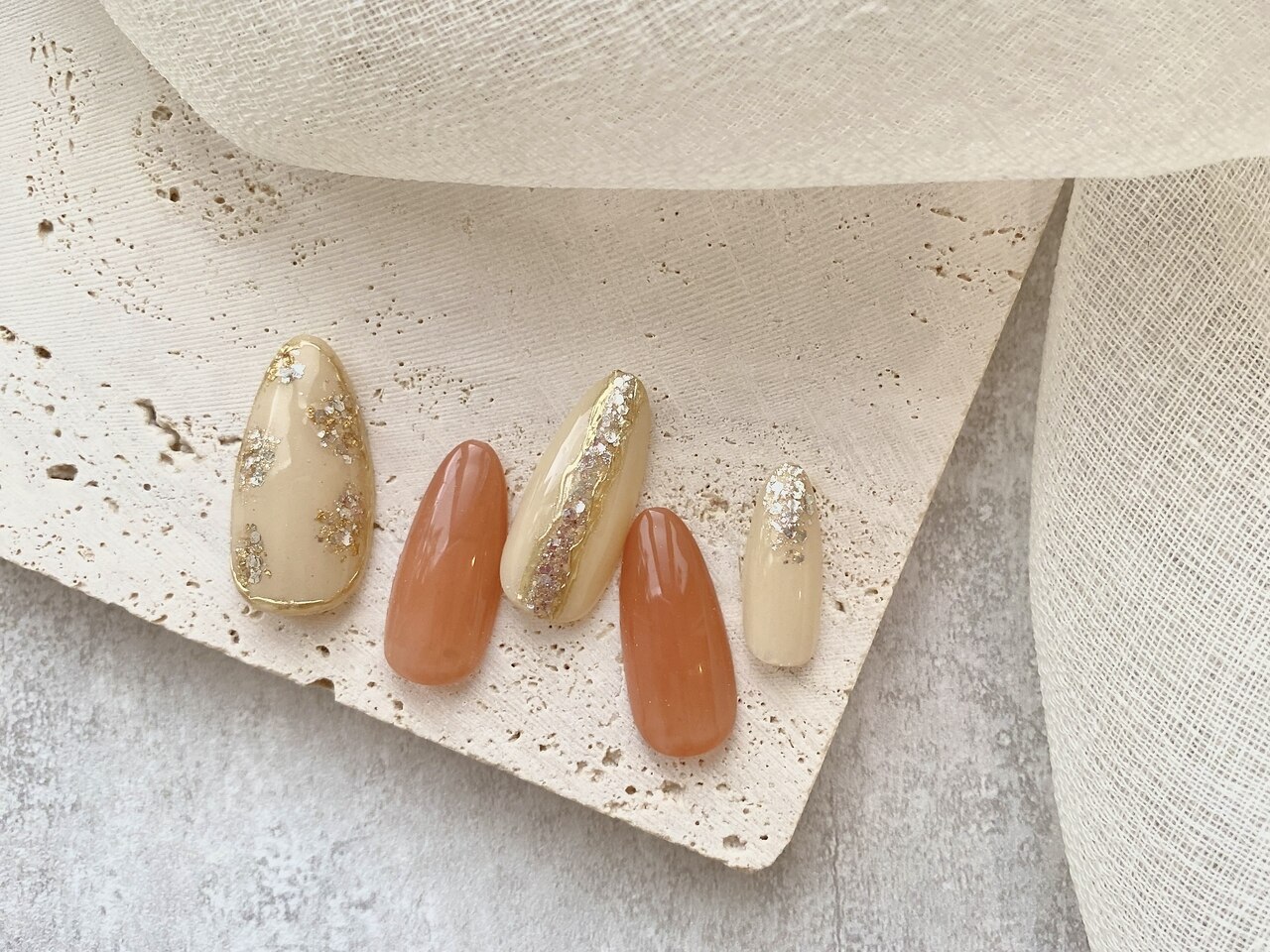 くすみカーキニュアンスゴールドネイル 砂ジェル ミラー 韓国 ちゅるん