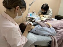 ネイルとお目元の同時施術可能！