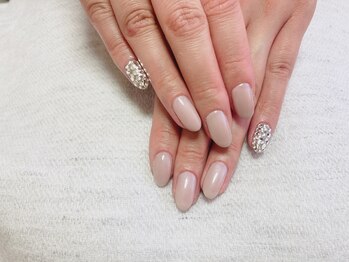ネイルサロン ニシムラ(nail salon nishimura)の写真/秋に向けてのネイルをオーダーメイドで！ワンカラーやビジューアートで華やぎを☆
