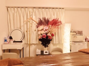 アルティメット(Ultimate)/白ベースでモノトーンのサロン