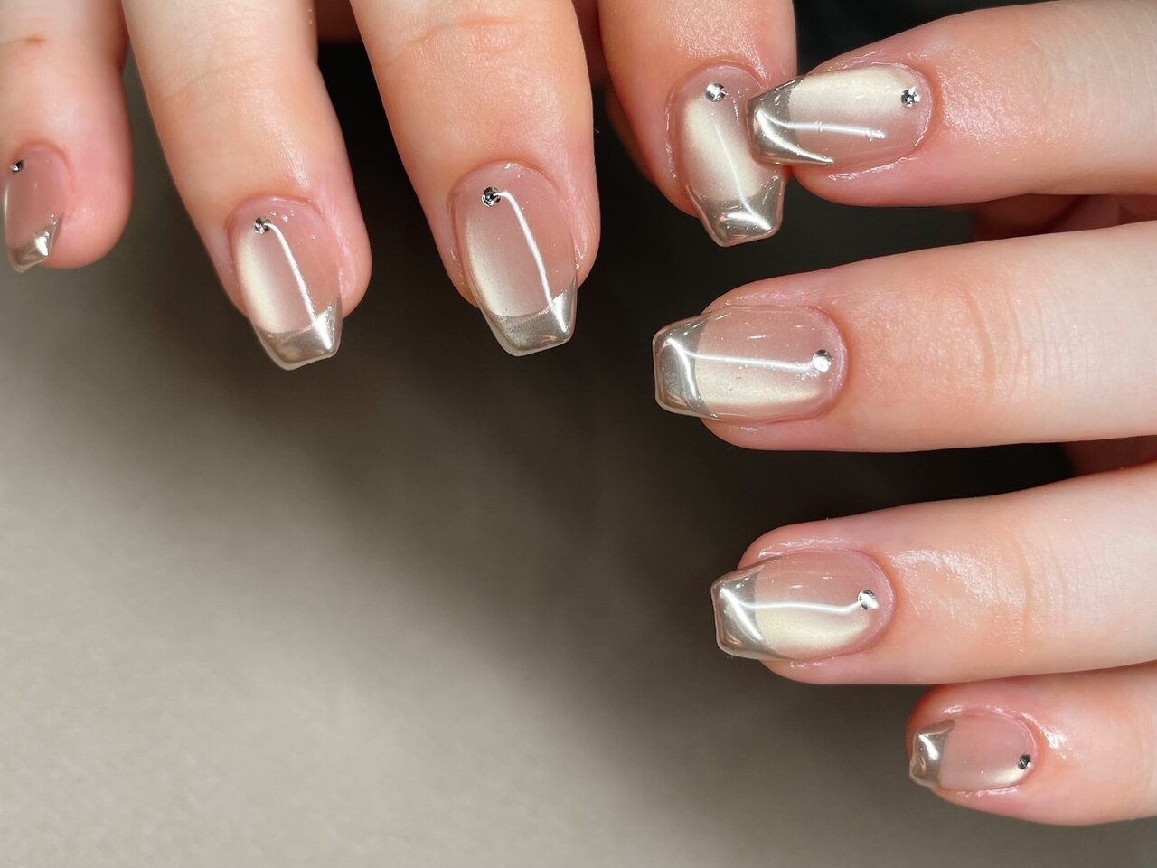 2026年冬トレンド】シルバー フレンチ ハンドのネイルデザイン集