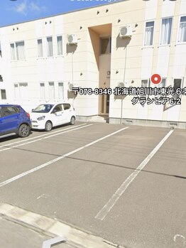 モグ(Mog)/オレンジ色のアパートの一階です