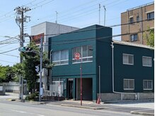 嗣光の雰囲気（グリーンの建物が目印です。駐車場は隣の敷地内にございます。）