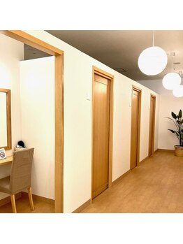 ナチュラルガーデン 川西阪急スクエア店(Natural Garden)の写真/【完全個室】女性も安心♪１人１人に合った施術でお身体の不調を癒します◎