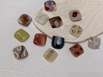 シロ 浜松 佐鳴台(Shiro)の写真/【オシャレは足元から♪】丁寧なケアと施術でモチの良さ抜群◎指先をキレイに彩ります♪個性派デザインも◎