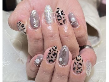 ティアリス(NAIL SALON TIARIS)の写真/ハイクオリティにこだわる大人女性に。熟練のネイリストによる早くて丁寧、ハイセンスなネイルが人気◎