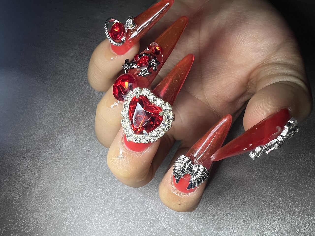 2025年-2026年冬トレンド】レッド ハンド スーパーロングのネイル