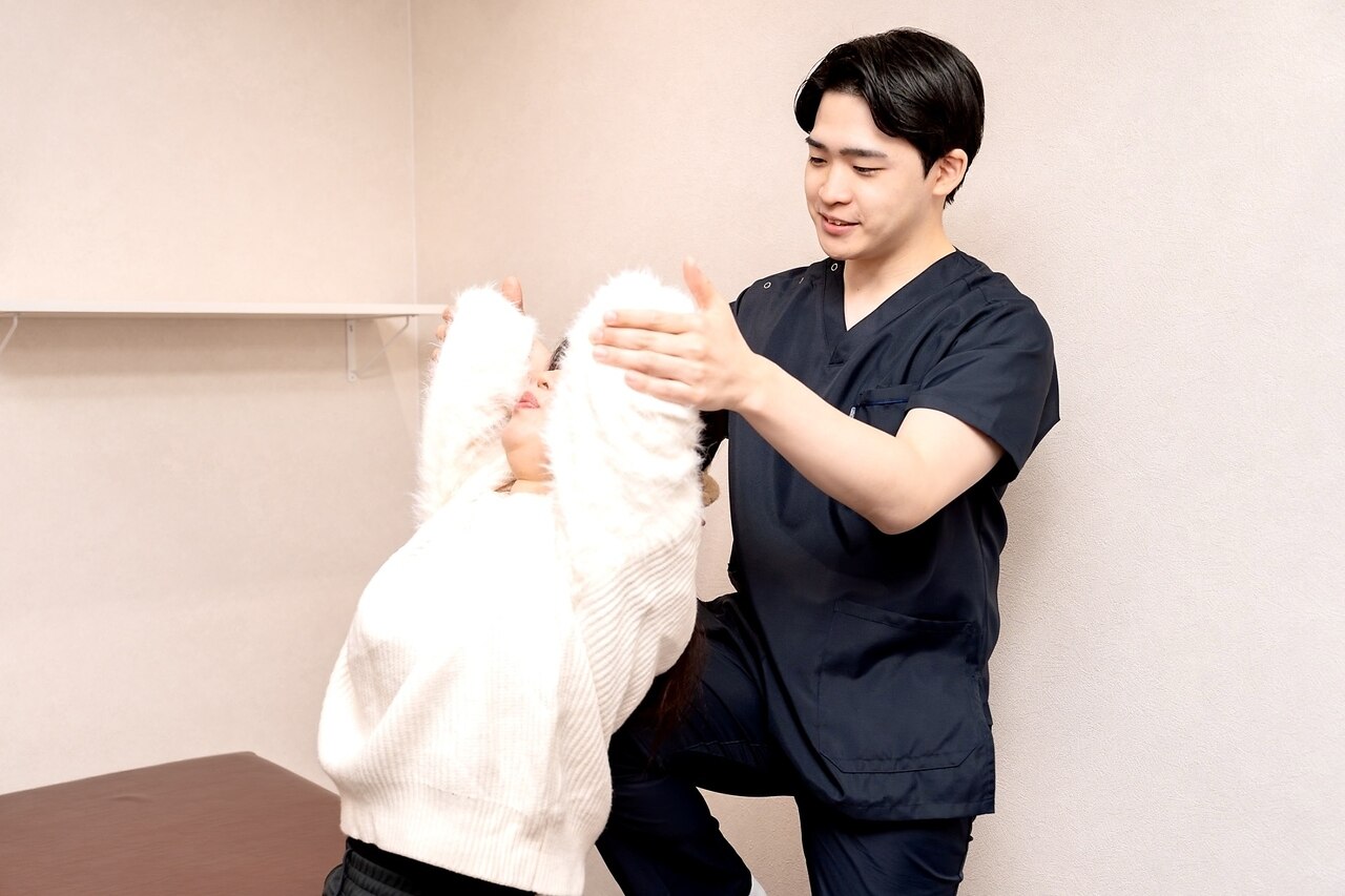 初回/残4名《肩甲骨はがし/まき肩/肩こり》猫背/姿勢矯正×整体 \7700→\1000