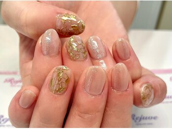 リジュベ(Rejuve)/ゴールドで大人カワイイネイルに