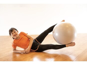 ブルーローズ(BLUE ROSE)/ズボンからはみ出た腰の肉にも！