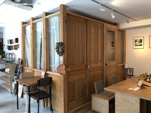 エッグス カフェアンドサロン 上野 桜木(eggs Cafe & Salon)の雰囲気（施術中は扉を閉めて完全個室に。サロン内は想像以上に異空間です）