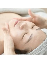 サロン ド アヤ(salon de Aya)/高級美容液でマッサージ