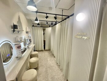ラッシュアンドワックス ブレイブニューヨーク(Lash&Wax Brave nyc.)の写真/個室＆ゆったり落ち着いた空間にて、ワンランク上の技術でお客様の魅力を演出♪