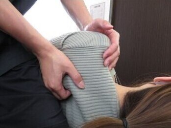 らくとこ整骨院の写真/首・肩こりなどの不調に悩む方へ。オーダーメイド整体60分¥4900で、原因を見極めた的確な施術を提供◎