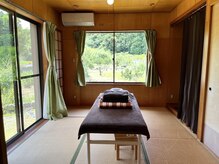 豊かな自然に囲まれ和室の施術スペースとの相性も◎