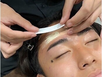 オーメンズ 名古屋栄店の写真/《デザイン提案も◎》眉＋顔ワックスが新常識！脱・もっさり男子！初めての方もぜひ一度ご相談ください☆