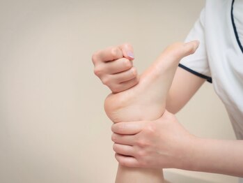 小鳥遊 タカナシ/足裏トントン