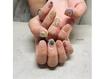 シルニー リム(Silny rim)/アシンメトリーニュアンスネイル