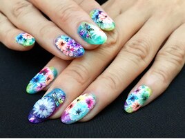 繊細手描きフラワーネイル