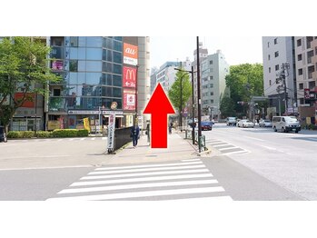 駒込整体院/５.横断歩道をまっすぐ