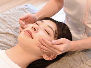 美整ルーム 横浜店(美整ROOM)の写真/【お疲れ顔もリフレッシュ】年齢サインをキュッと引き上げ☆たるみ・ほうれい線を根本からケアする小顔矯正