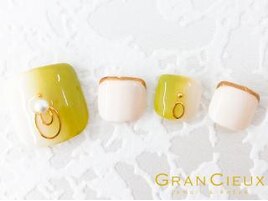 縦グラデ×上品フットネイル