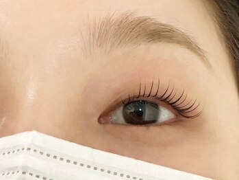 ビープラス(vi+)の写真/パリジェンヌラッシュリフトでぱっちり上向きまつ毛に♪ナチュラルだけど瞳際立つ印象に！モチの良さも◎