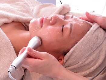 アンビワン(Anbione.)の写真/《ハリ・弾力・透明感》ハリツヤUP効果抜群と話題NMNピーリング！毛穴レス美肌と輝く水光肌が同時に叶う♪